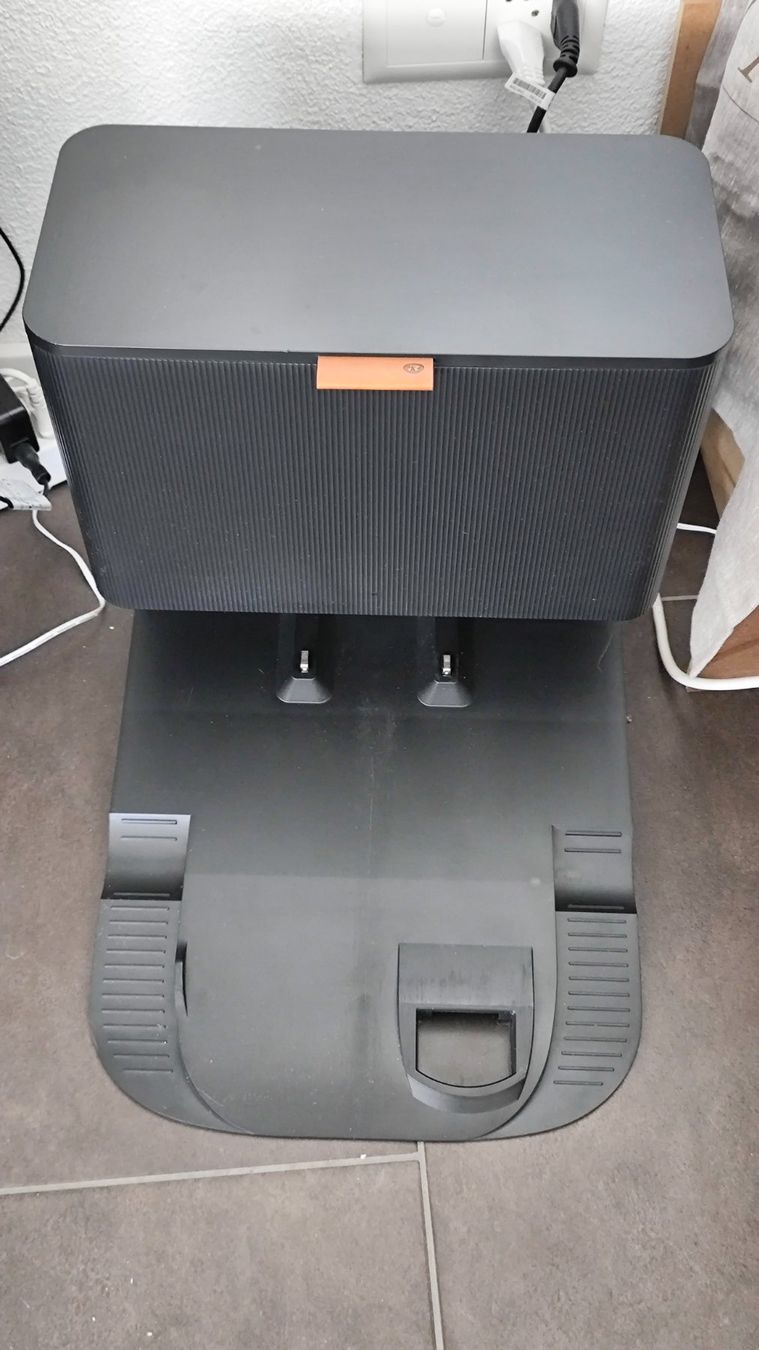 Irobot Aspirapolveri & Accessori: iRobot Roomba j7+ mit CleanBase und Zubehör – Usato da Oberrohrdorf venduto da Gravedigga 2