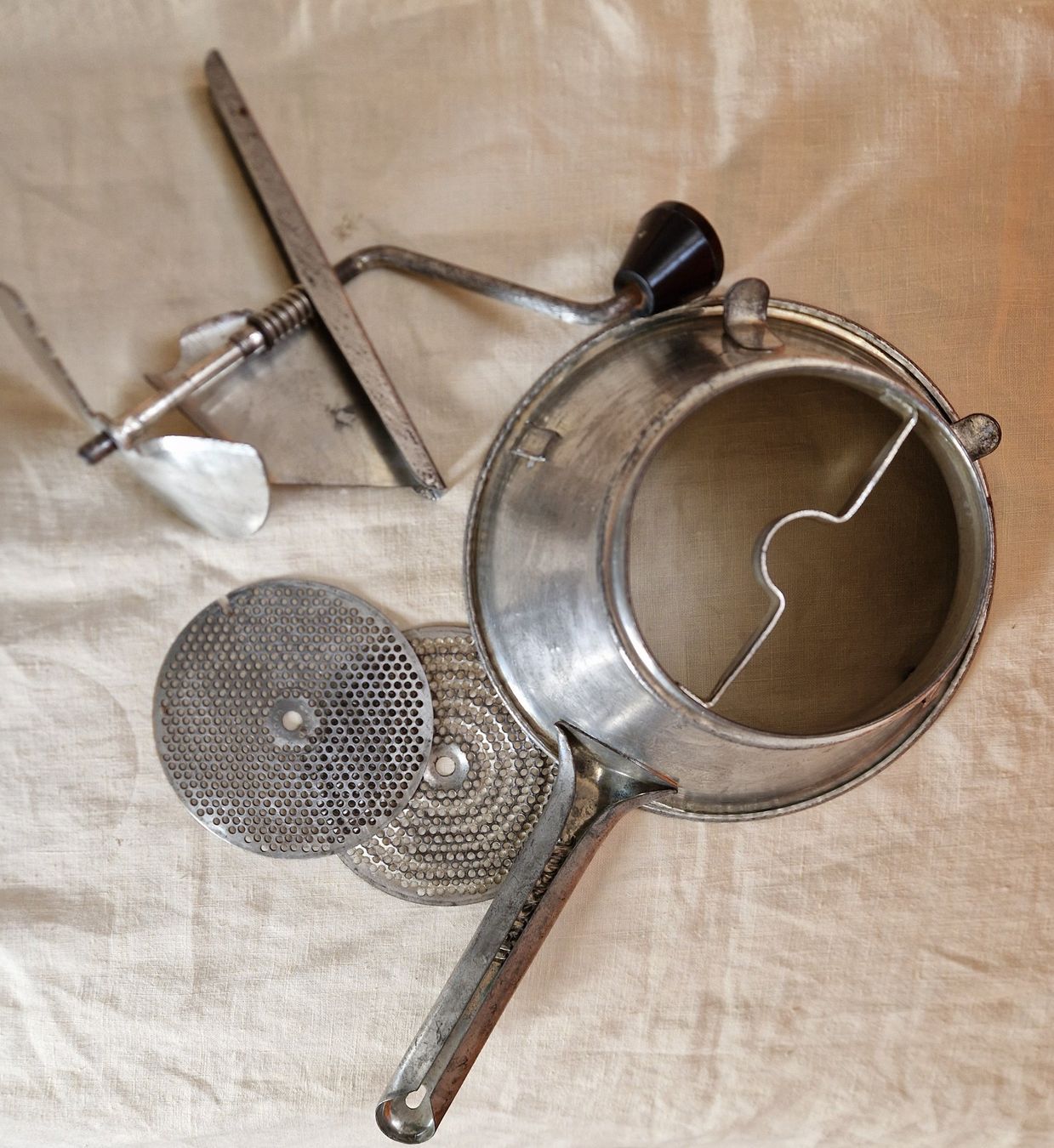 Elettrodomestici da cucina: 2 Anciens "Passetout" / 2 alte "Passetout" – Usato da Villarepos venduto da Discorine07 5