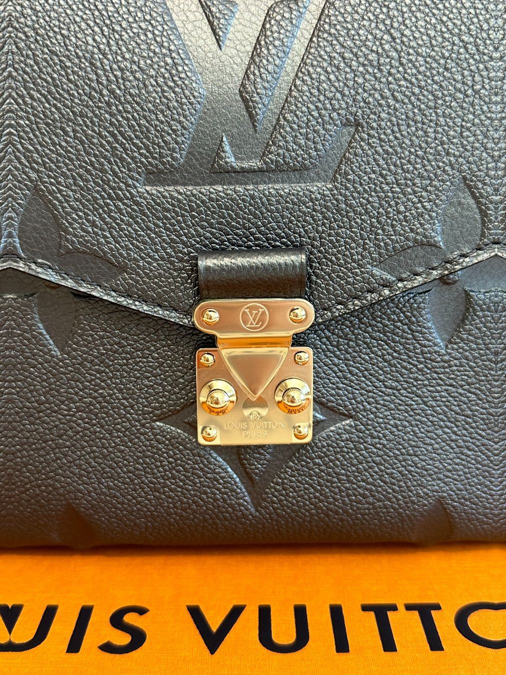 Louis Vuitton Borse da donna: Louis Vuitton Pochette Métis Navy Empreinte Leder – Nuovo e nell'imballaggio originale da Adliswil venduto da theoriginalkeks 5