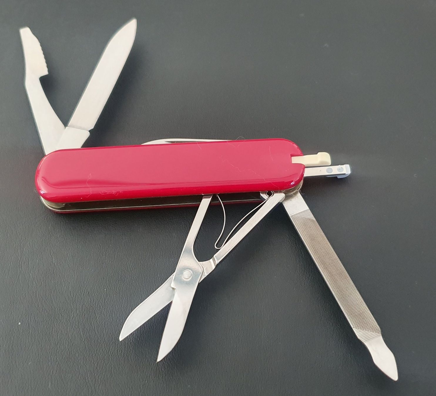 Victorinox Coltelli tascabile: Ein Victorinox Taschenmesser mit Logo – Usato da Härkingen venduto da MarianneSi 1