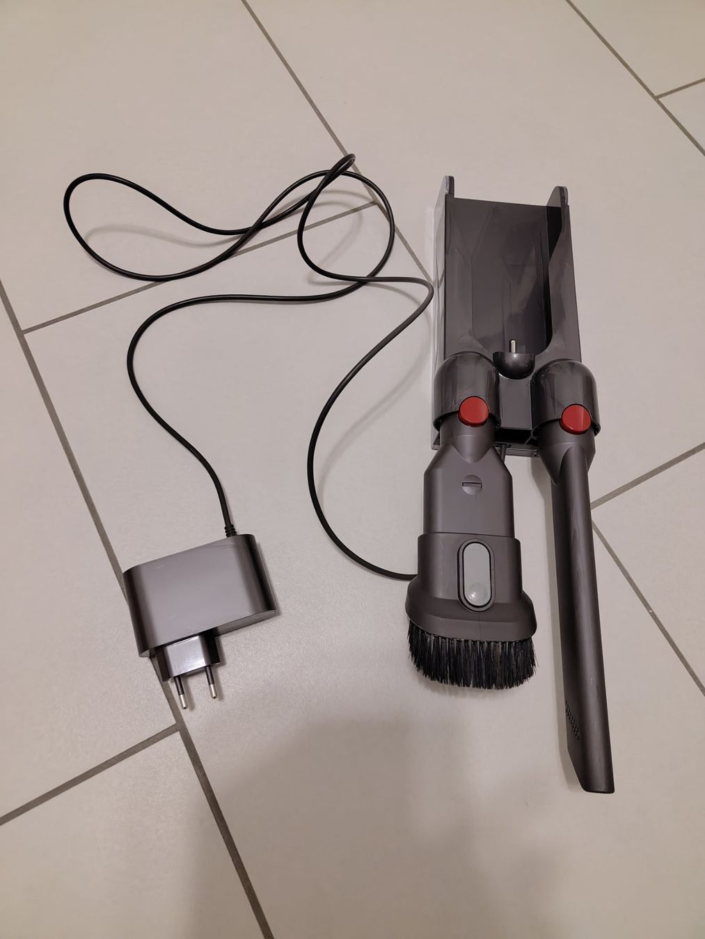 Dyson Aspirapolveri & Accessori: Dyson V12™ Origin – Usato da Fläsch venduto da Nicjan 3
