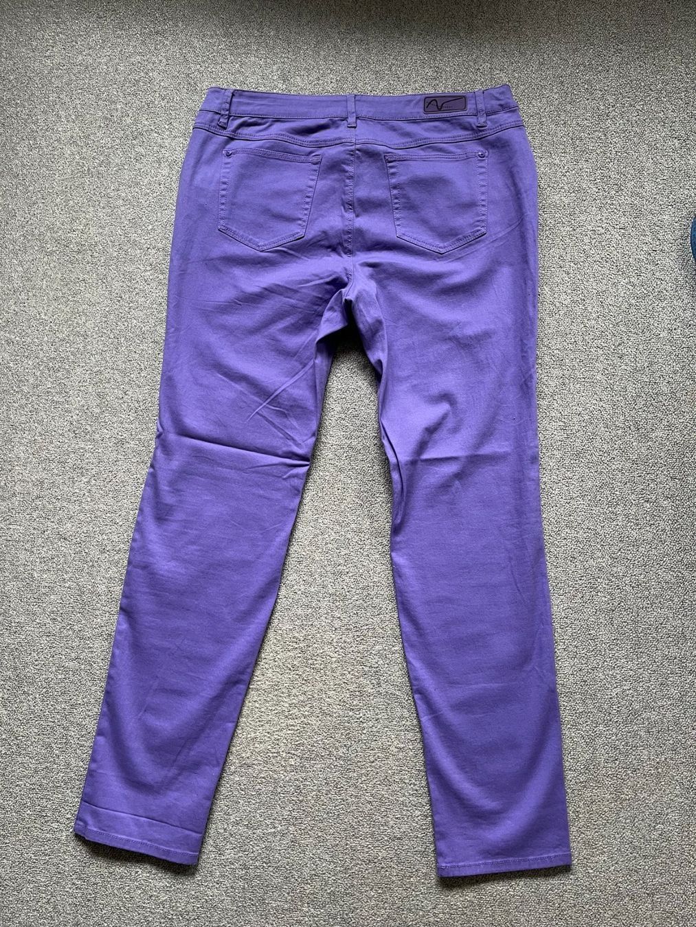 Pantaloni: Hose lila Gr 44 – Usato da Oberlunkhofen venduto da dreihaselnuesse 3