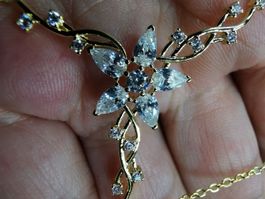 Collier avec zircons