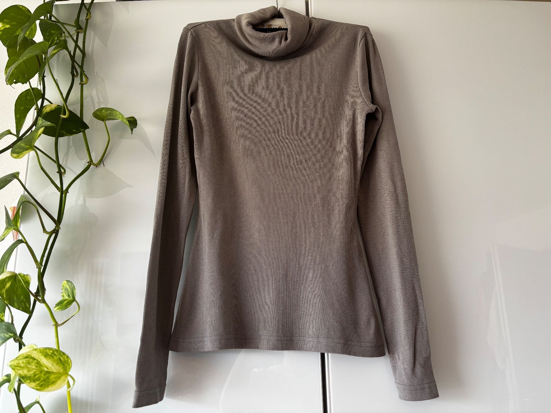 T-shirt: EVEN & ODD greiges Turtleneck-Shirt – Usato da Zürich venduto da missmodernage