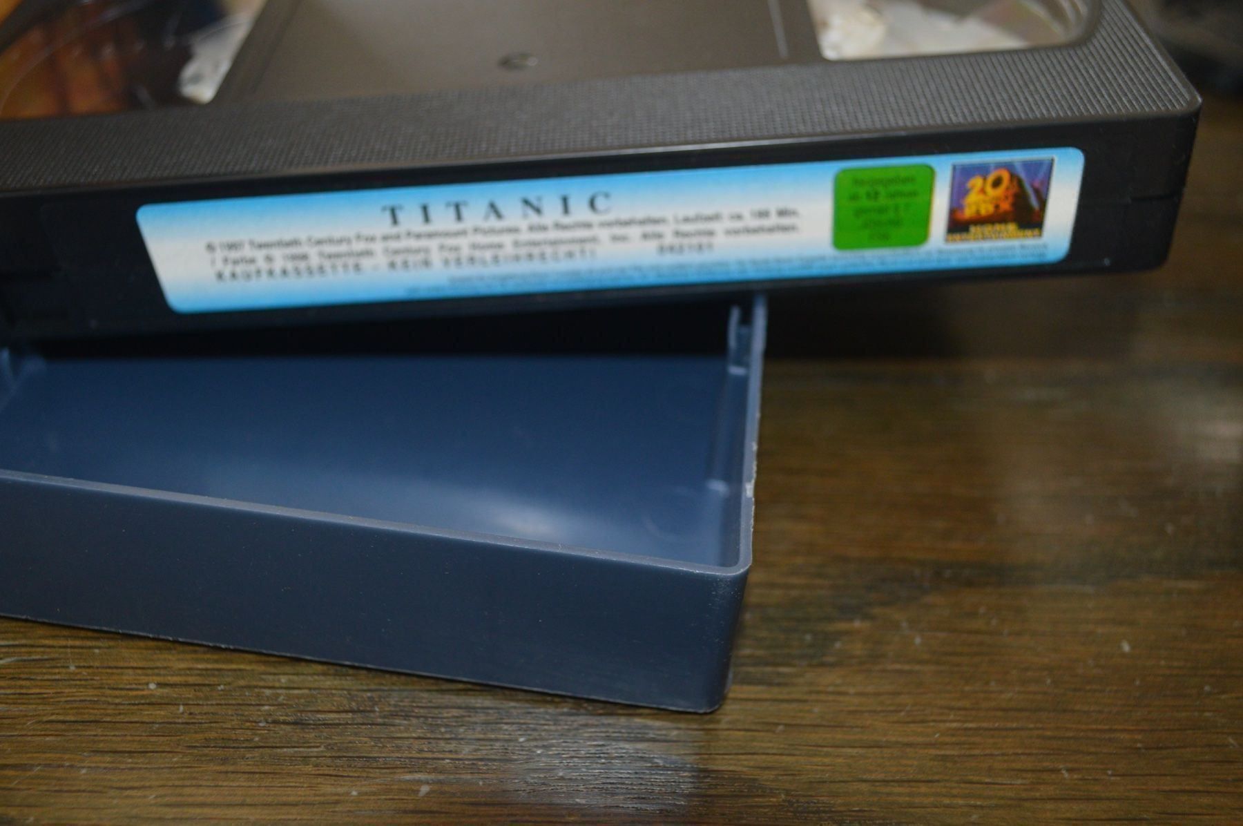 Tutti i VHS: Titanic + Der Mann in der... 2 VHS – Usato da Bitsch venduto da jajo79076 4