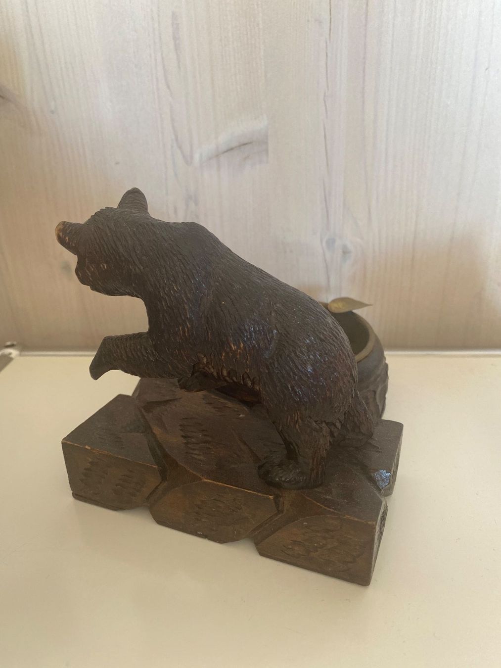 Articoli in legno: sehr qualitativ handgeschnitzter Brienzer Aschenbecher Bär – Usato da Lüchingen venduto da LIDB 1