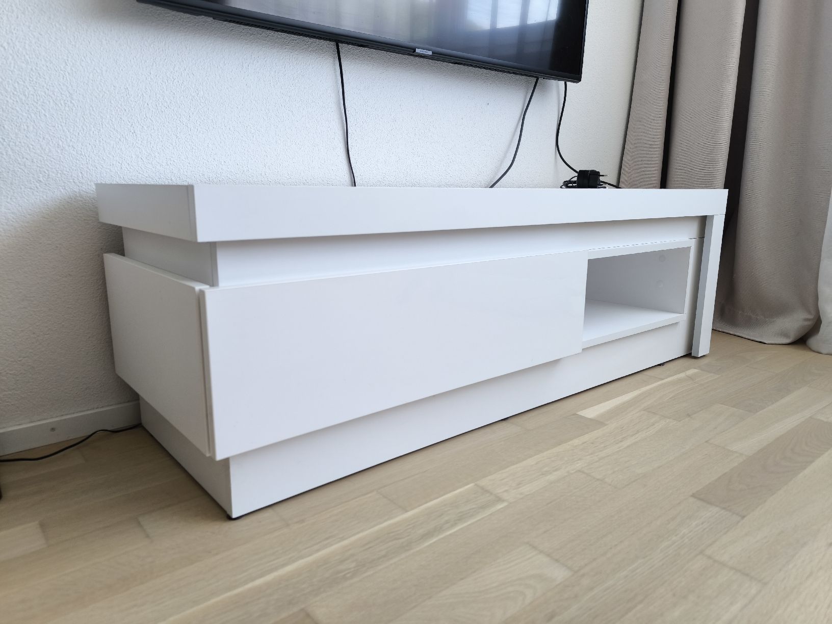 Mobili TV: Lowboard und Komode LYON weiß – Usato da Lichtensteig venduto da Anton78 1