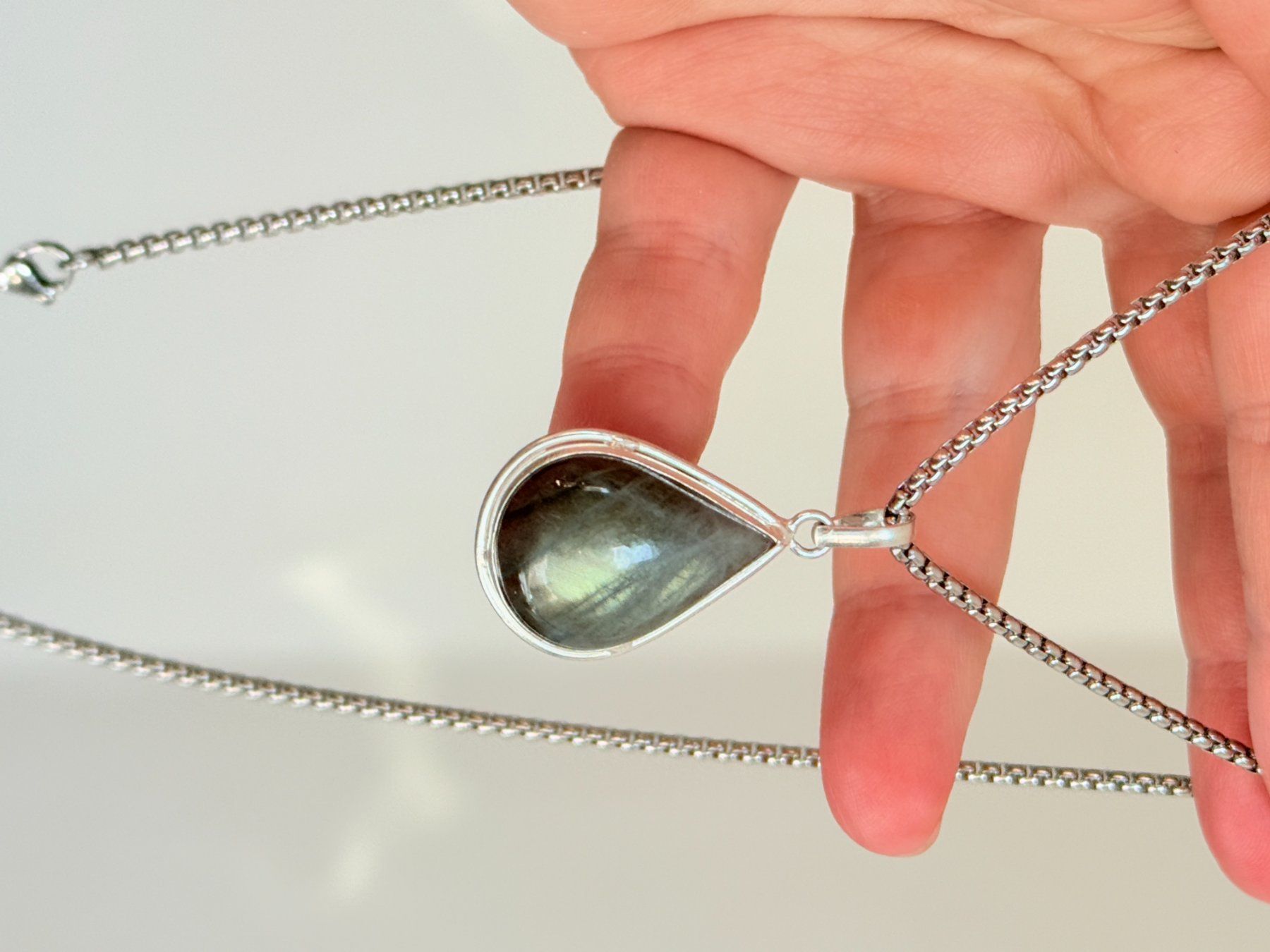 Ketten: Collier avec Pendentif Pierre de Lune, Élégant! – Neu und originalverpackt aus Genève von AGBERG 2