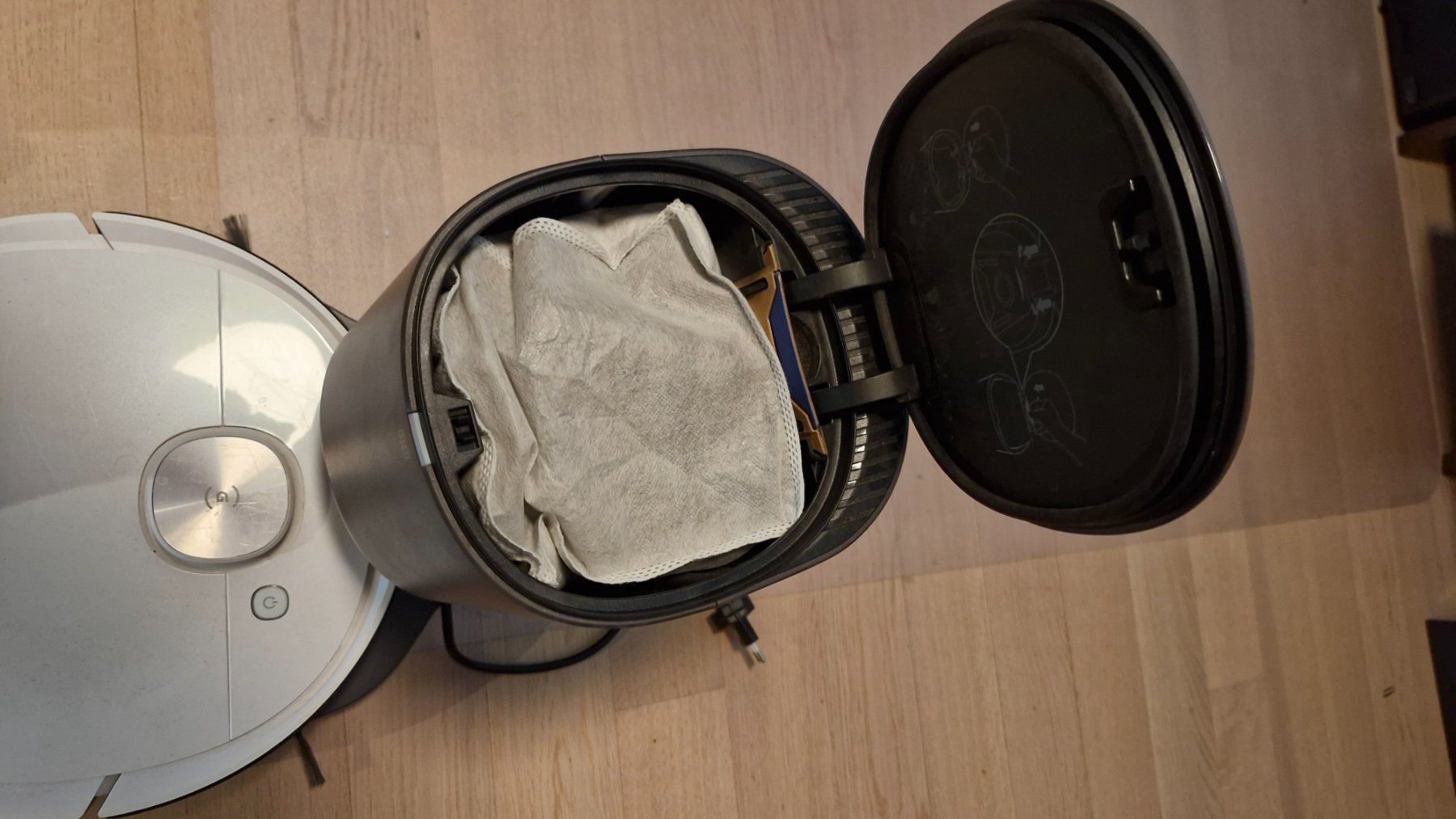 Ecovacs Aspirapolveri & Accessori: Ecovacs Deebot Ozmo T8 Saug und Wischrobotor – Usato da Schlieren venduto da Dani.r.c 2