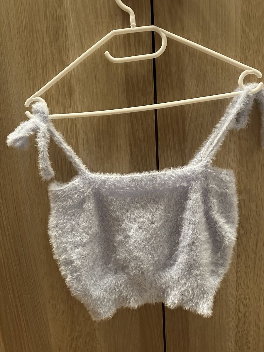 Top: Fluffy Blue Strawberry Crop Top, S – Nuovo (secondo la descrizione) da Horgen venduto da Elizhadz 3