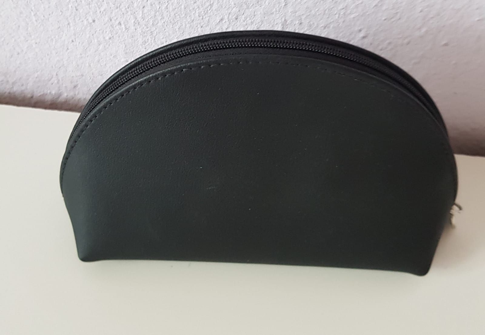 Givenchy Custodie per cosmetici: Trousse de maquillage pochette Givenchy noire – Nuovo e nell'imballaggio originale da Versoix venduto da aline_b 1