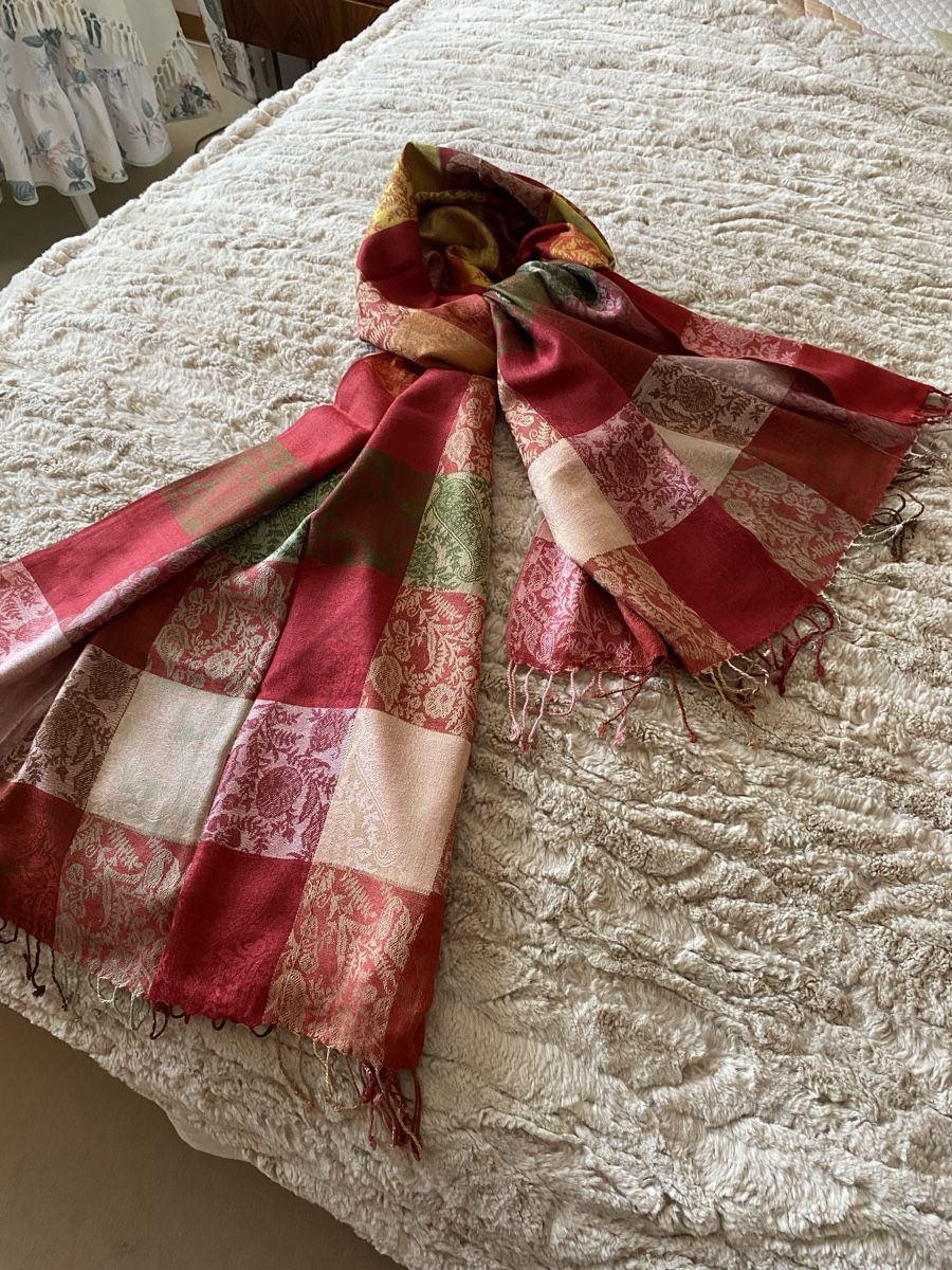 Foulards, Tücher & Schals: Stola oder Schal in rot/gelben Tönen, neu – Neu und originalverpackt aus Lausanne von Ulpet