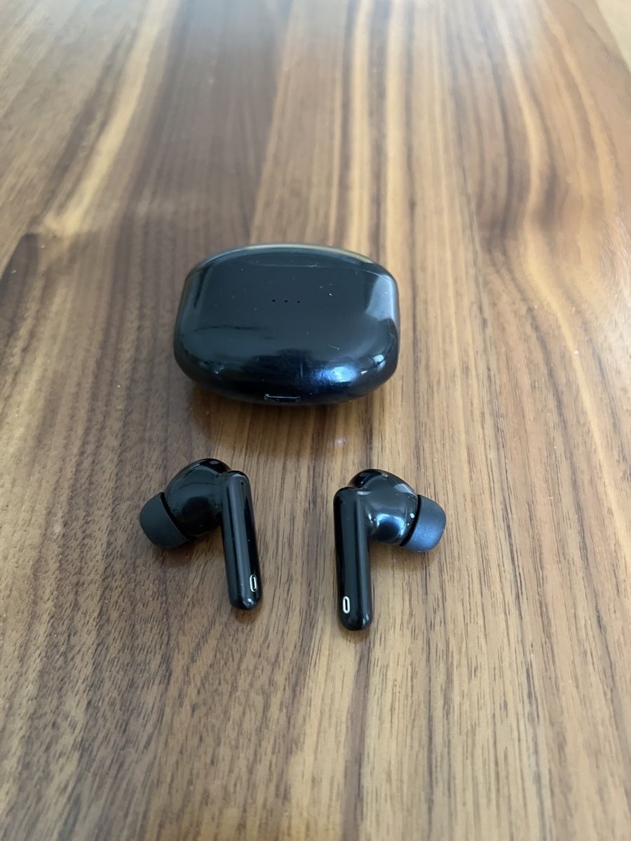 Cuffie: Schwarz Glänzende Wireless Earbuds mit Ladecase – Usato da St. Gallen venduto da Zaruhi34 2