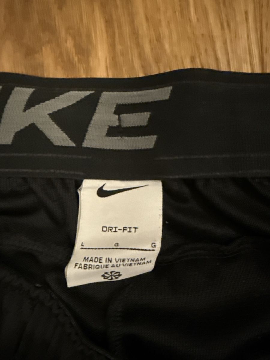 Nike Hosen: Nike Trainingsshorts mit normalen Gebrauchsspuren – Gebraucht aus Rapperswil BE von yar_l85r 2
