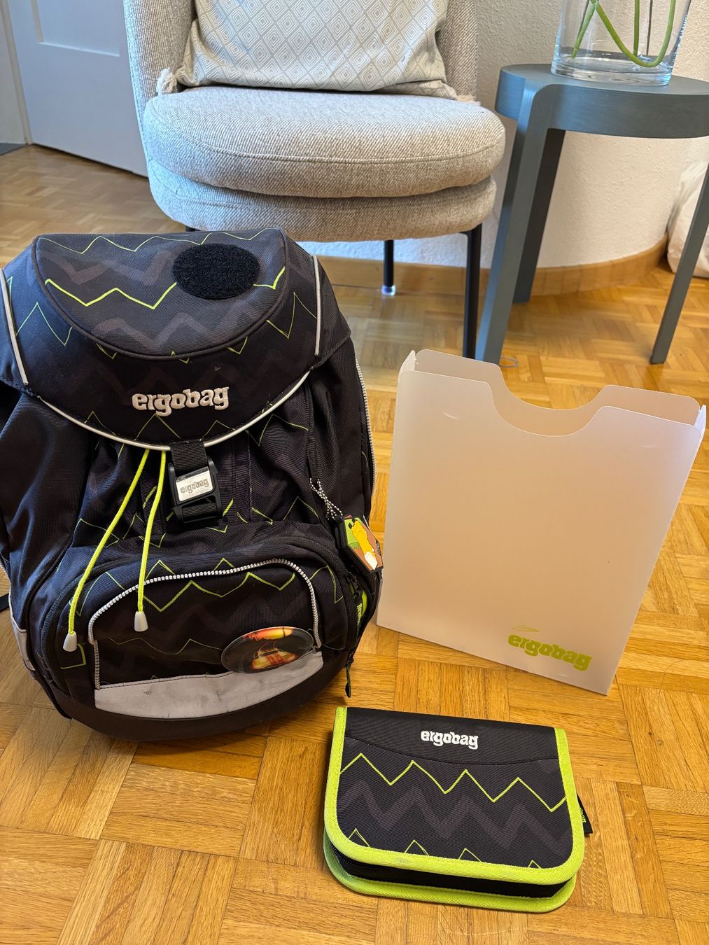Allestimento di negozi e stand fieristici: Ergobag Schulrucksack Set neuwertig mit Etui & Ordner – Usato da wettingen venduto da christinalimsw