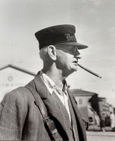 Photo Hans Steiner, Zeitungsverkäufer "Der Bund", Stumpen