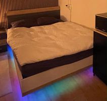 Bett mit Matratze und Bettgestell 
