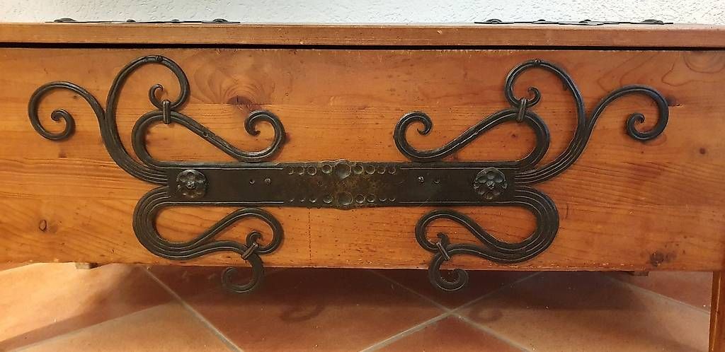 Cassapanche: Coffre en bois avec des décorations en fer forgé – Usato da Saint-Gingolph venduto da Olamitsi 2