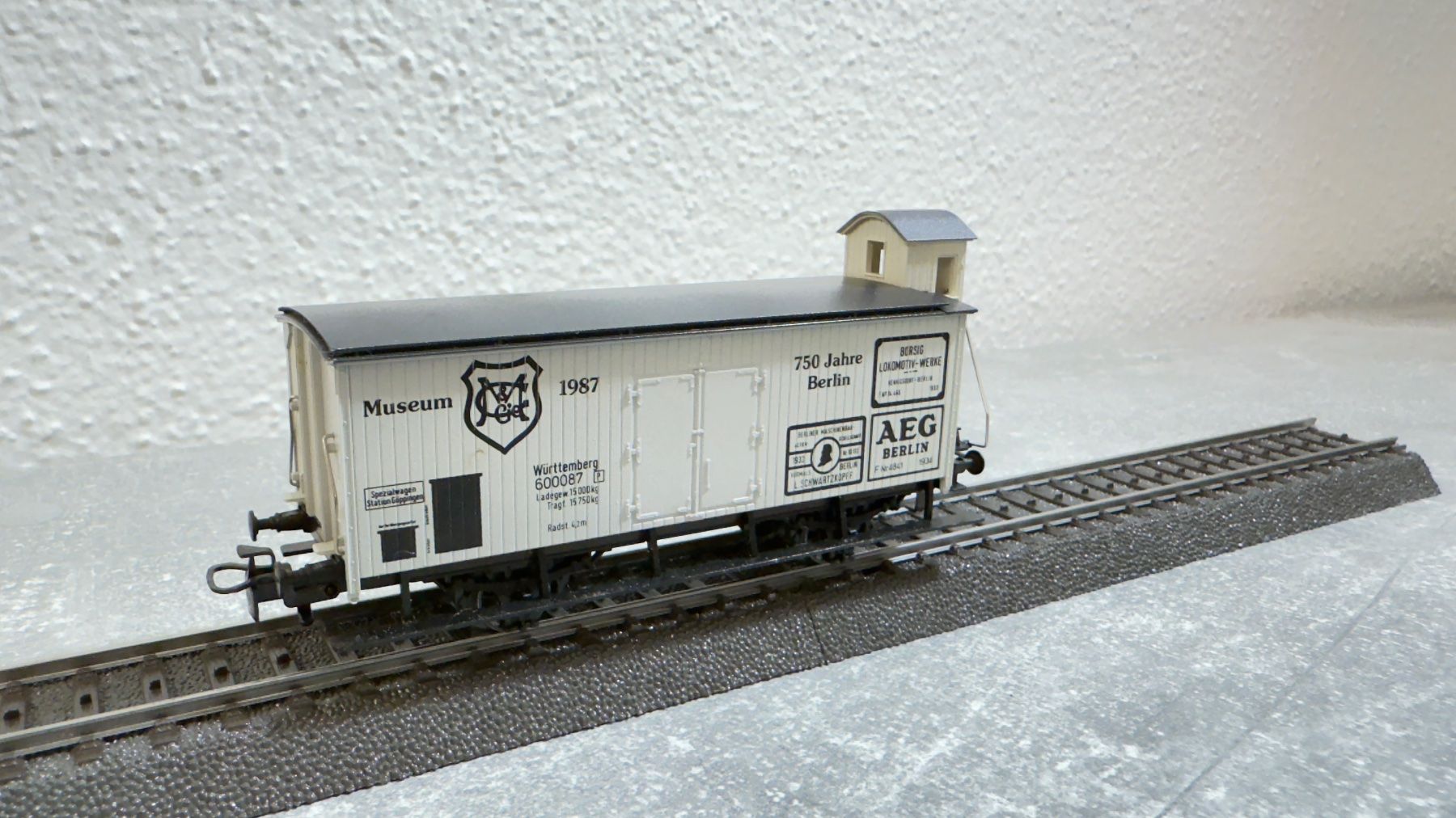 Märklin Modellini di ferrovie: Märklin Güterwagen mit AEG Werbung H0 / AC – Usato da Windlach venduto da Kelebra