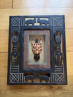 Afrikanisches Bild mit geschnitztem Giraffenkopf
