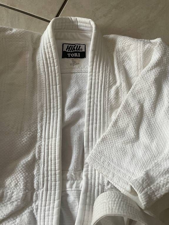 Completi: Karate Anzug – Usato da Balsthal venduto da Vons 1