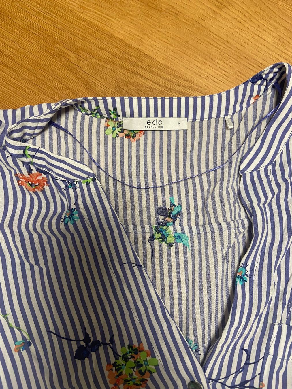 Camicette: EDC Bluse gestreift mit Blumenmuster Grösse S gebraucht – Usato da Hinterkappelen venduto da Lumi999 1