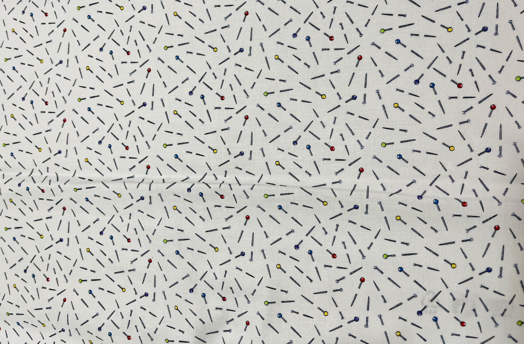 Stoffe: Patchworkstoff weiss mit Stecknadeln bunt – Neu (gemäss Beschreibung) aus Seuzach von KreativmitStoff