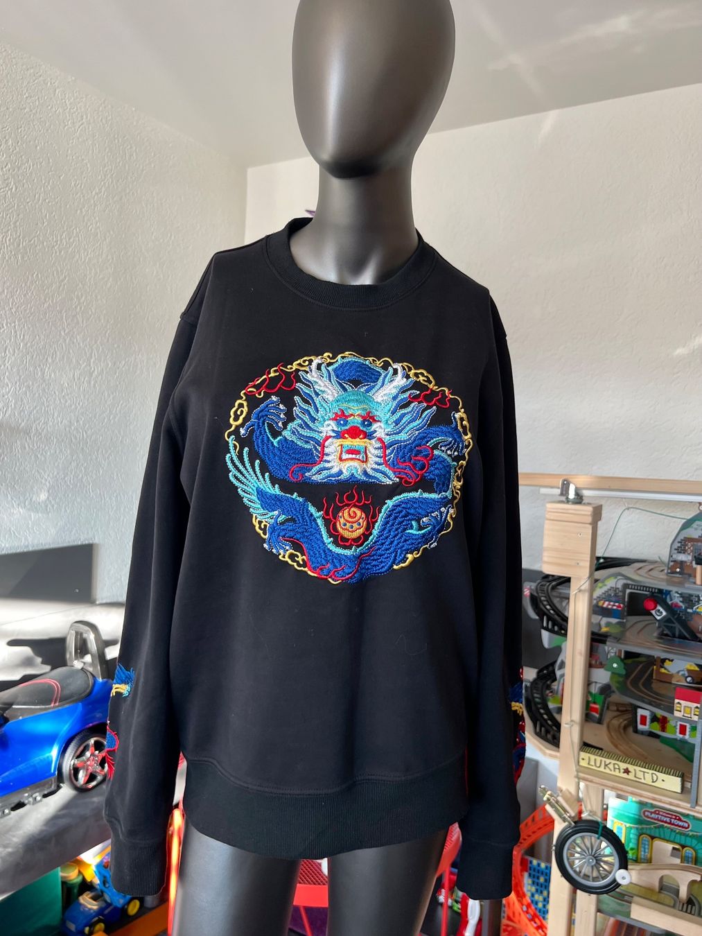 Maglioni & Felpe: Stickerei Schwarzer Pullover mit Drachen Gr L Unisex – Usato da Frenkendorf venduto da Style365 1