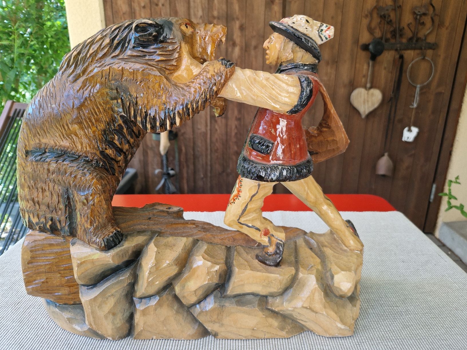 Sculture & Statue: Holzschnitzerei Mann kämpft mit Bär – Usato da Fislisbach venduto da mka_km8f 1