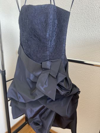 Vera Mont Abendkleid Dunkelblau mit Spitze & Schleife – Gr. 