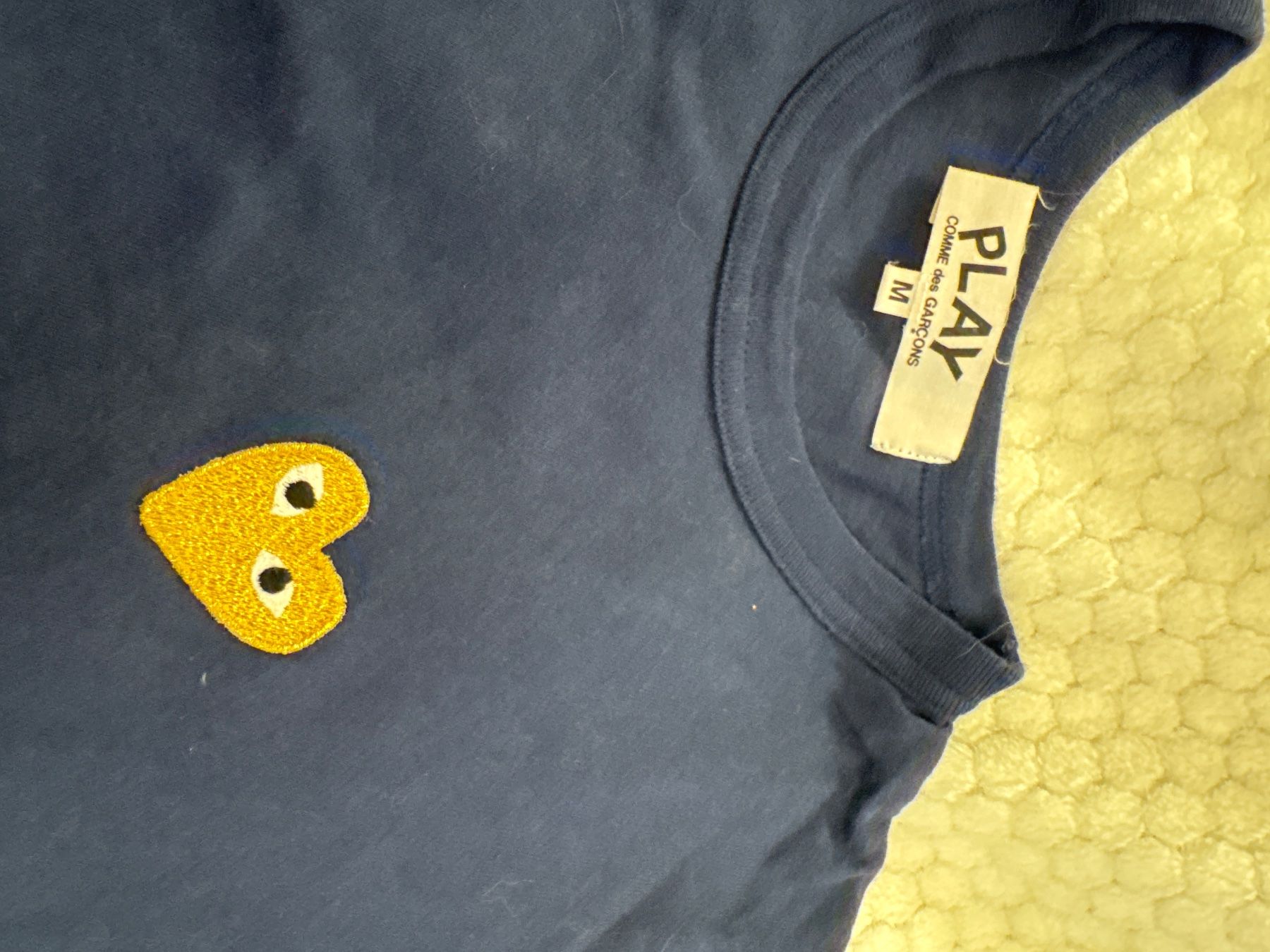 Comme Des Garcons T-shirt: Play Comme des Garcon Shirt – Usato da Biglen venduto da MarieKo13 1