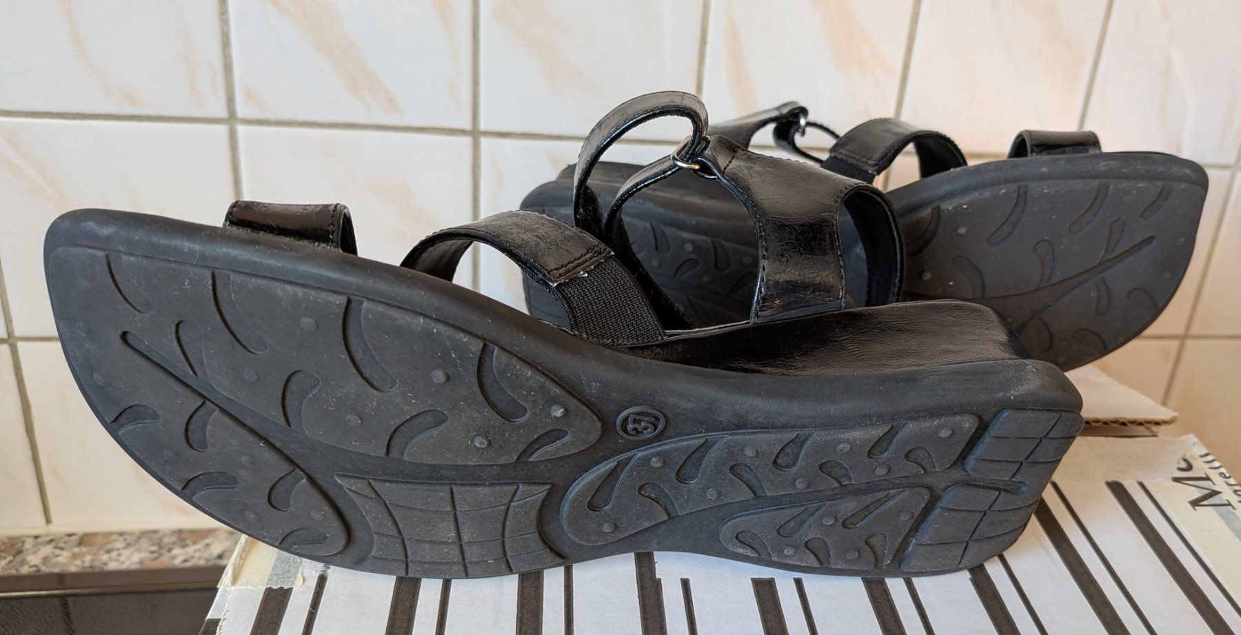 Scarpe per ragazze: Sandales noires avec semelles à pois – Usato da Villariaz venduto da Mariejoconde 2
