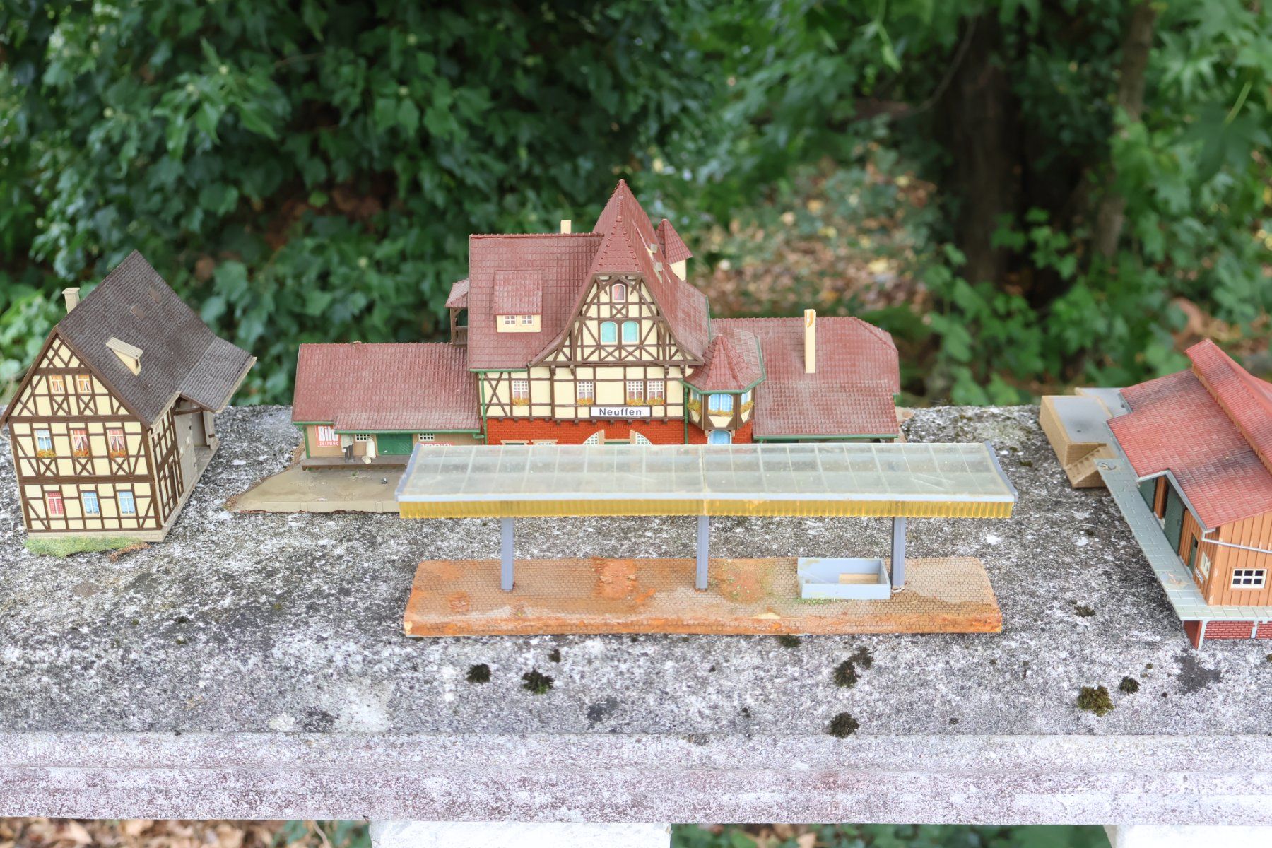 Faller Modellini di ferrovie: Faller Bahnhof Set + Nebengebäude H0 - schöne Modelle – Usato da Winterthur venduto da Monstera 1