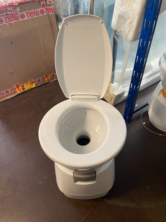 Dometic WC: Toilette Dometic CTS 4110 19 l , Farbe weiß – Neu (gemäss Beschreibung) aus Root von BolligerNutzfahrzeug 2