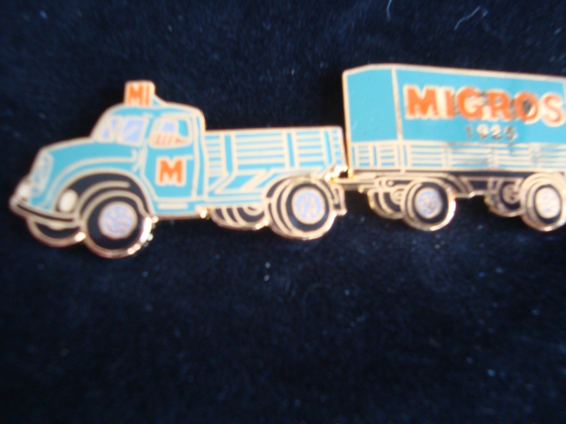 Placchette & Badge: Pin's camion Migros – Nuovo (secondo la descrizione) da Fribourg venduto da ruswil007 1
