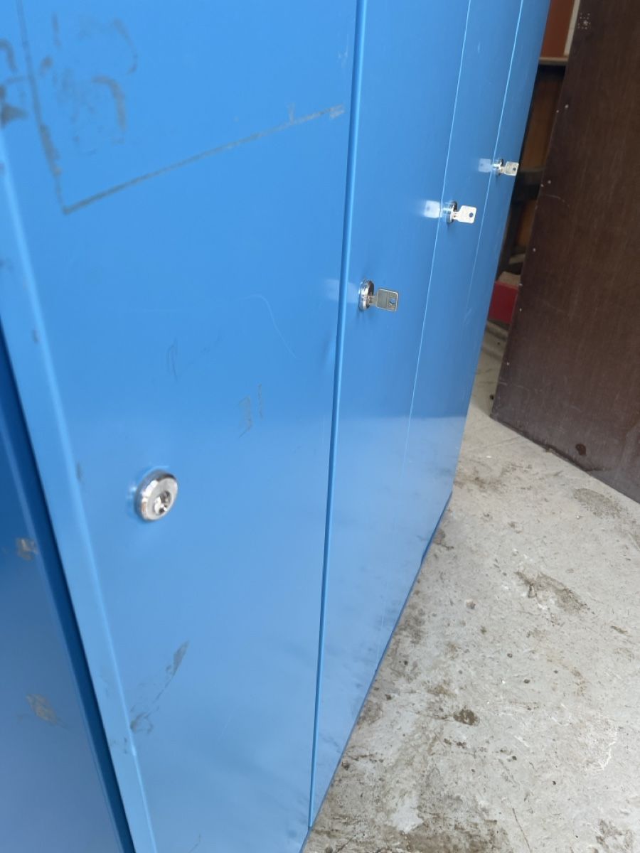 Armadi: Spinnt/ Garderobe blau 4 Türig – Usato da Rorschach venduto da TimelessTrading 2