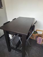 schwarzer Bartisch mit 4 Stühlen