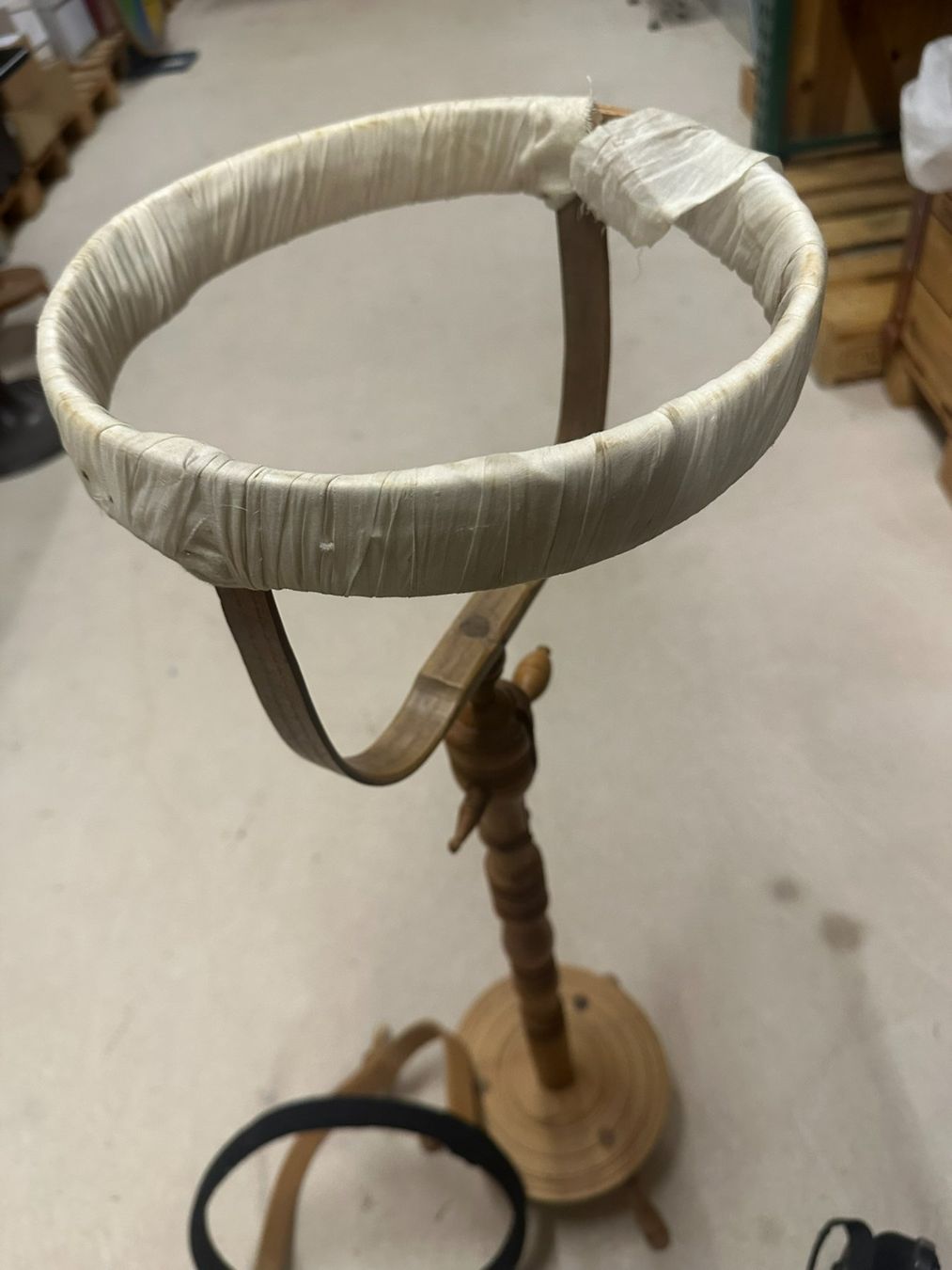 Cerchi da ricamo: Wechselstickrahmen mit Ständer, Durchmesser 25cm und 30cm – Usato da Lyssach venduto da Zsag 1