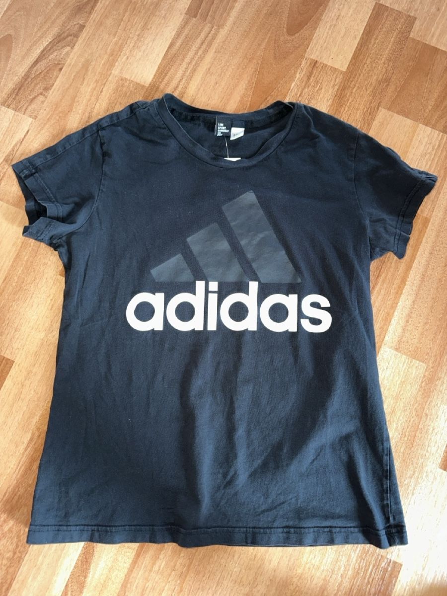 Adidas T-Shirts: Adidas T-Shirt, Schwarz einf. Brustweite 48 cm – Gebraucht aus St. Gallen von mai_zpt7