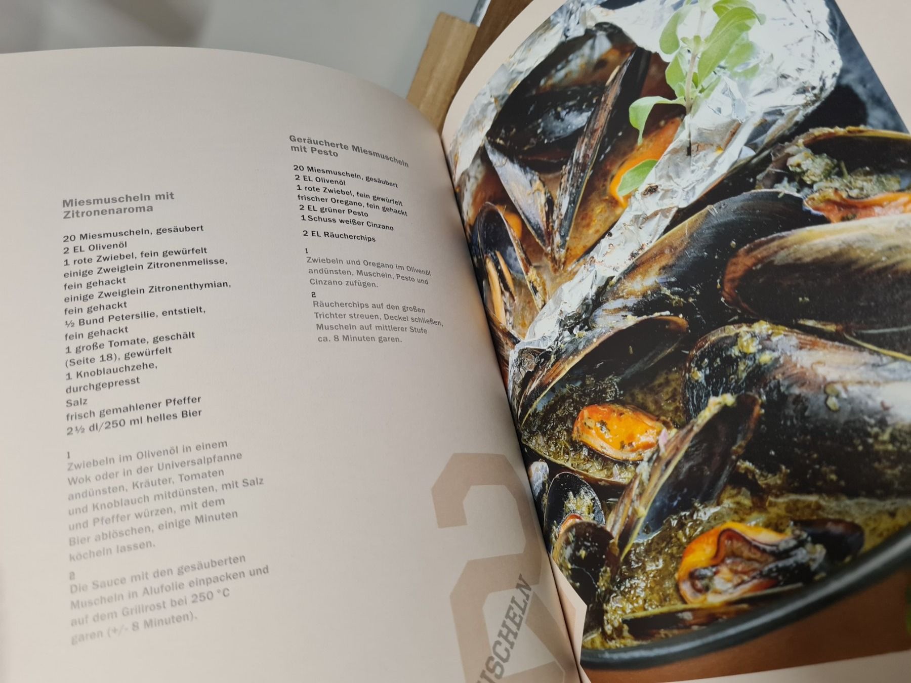 Bücher: Kochbuch / Helden am Grill – Gebraucht aus Amriswil von used2use 4