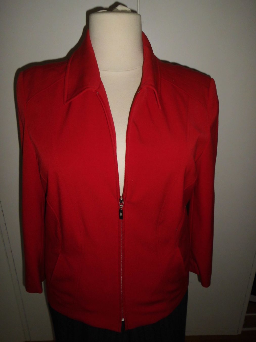 Jacken: Veste rouge T. 44 – Gebraucht aus Marin-Epagnier von Madja