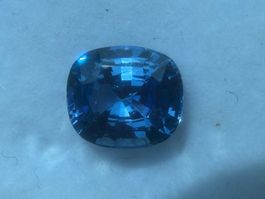 SAPHIR (N)=unbehandeltes,  kornblumenblaues Cushion  2.25cts
