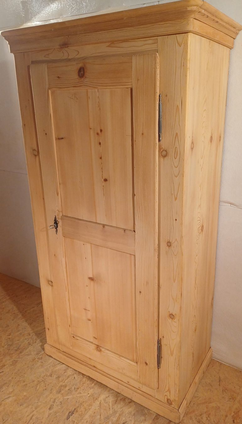 Armadi: Antiker Tannenholz Schrank – Usato da Stettfurt venduto da noaron 2