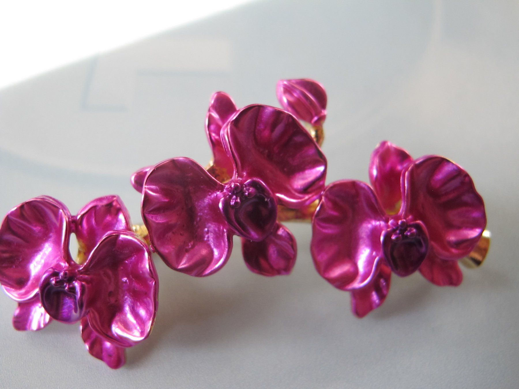 Broches & Aiguilles: Hübsche Brosche mit pinken Orchideen – Neuf (Voir description) à Löhningen par Chimae67 2