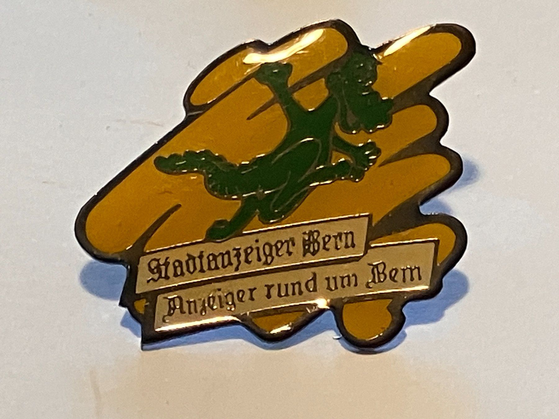 Placchette & Badge: 1 Pin Stadtanzeiger Bern – Usato da Basel venduto da djwwpp