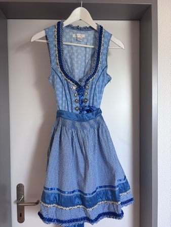 Zwei Amisu Dirndl mit passender Bluse & 1x Schösschen