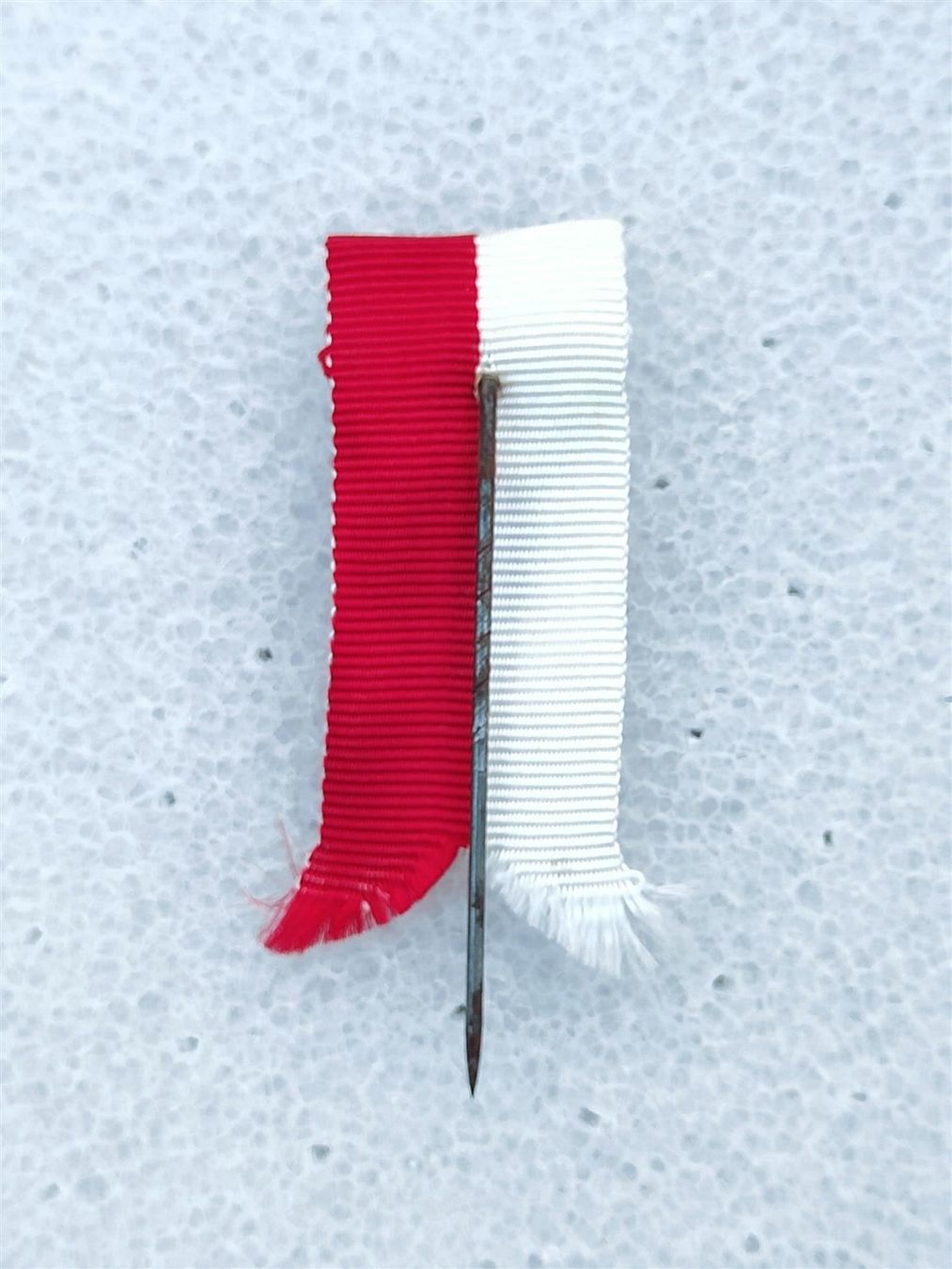 Spille & Fermagli: Anstecknadel Äere mit Seidenband, V3 – Usato da Bauma venduto da SwissMilitaria 1