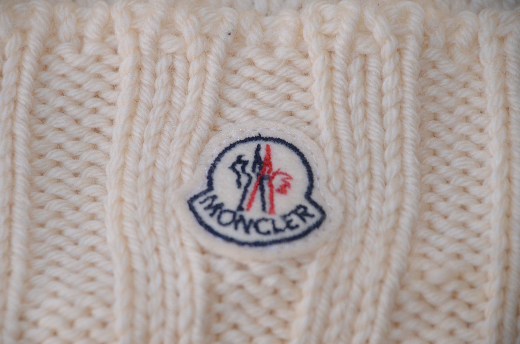 Moncler Copricapi, berretti & cappellini: Mütze Moncler bonnet – Usato da Collonges venduto da arashee 6
