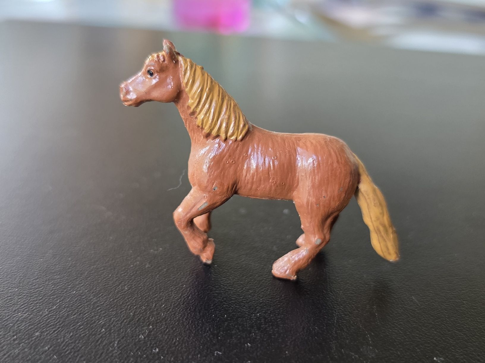 Statuette: Mini Spielzeugpferd braun – Usato da Liestal venduto da Gitterli01
