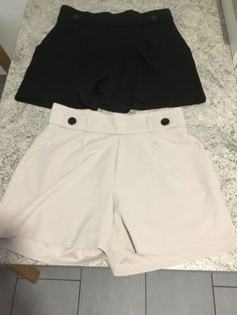 2 Damen Shorts Set schwarz beige mit Knöpfen Grösse L 